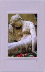 Trauernde mit Blumen