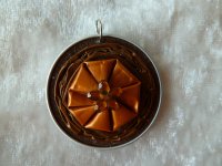 Anhänger braun-orange gefaltet mit Blume + goldene Kette