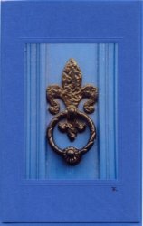 Türklopfer auf Blau